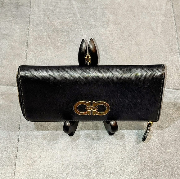 SALVATORE FERRAGAMO GANCIO BLACK SAFFIANO LEATHER ZIP AROUND LONG WALLET EUC - Picture 11 of 17